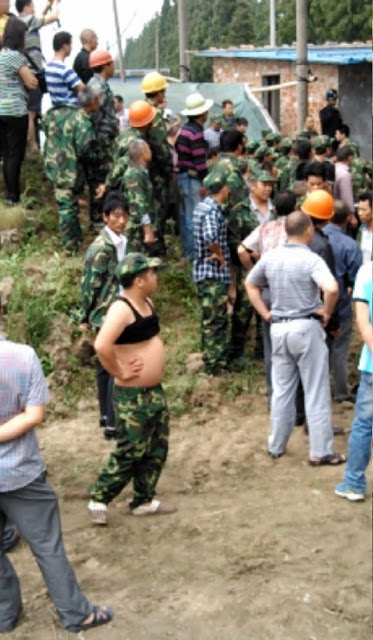 Фотографии с места событий во время протеста крестьян против строительства в деревне подстанции. Провинция Чжэцзян. Июнь 2013 года. Фото с epochtimes.com