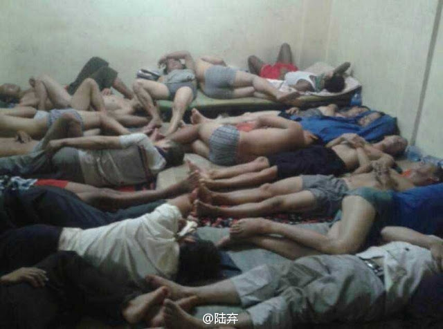 Задержанные китайские нелегалы ожидают депортации из Ганы. Июнь 2013 года. Фото с molihua.org