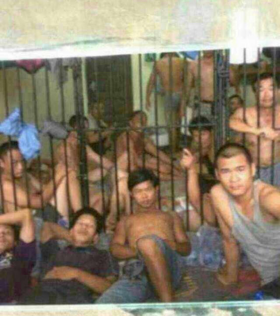 Задержанные китайские нелегалы ожидают депортации из Ганы. Июнь 2013 года. Фото с molihua.org