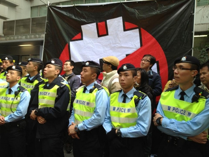Полицейские возле представительства Пекина закрыли собой плакат с перечёркнутым иероглифом, означающим «компартия». Протесты в Гонконге. Январь 2013 года. Фото: The Epoch Times Полицейские возле представительства Пекина закрыли собой плакат с перечёркнутым иероглифом, означающим «компартия». Протесты в Гонконге. Январь 2013 года. Фото: The Epoch Times
