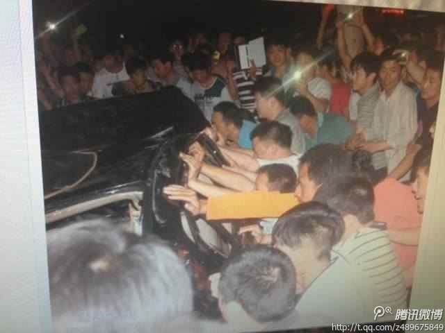 Стихийный народный протест в Китае. Город Цзиюань провинции Хэнань. Май 2013 года. Фото с epochtimes.com