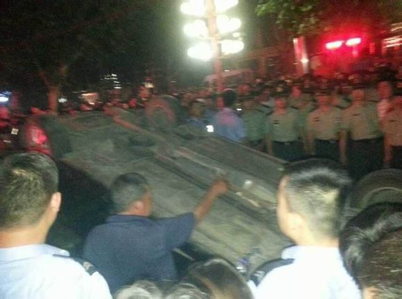 Стихийный народный протест в Китае. Город Цзиюань провинции Хэнань. Май 2013 года. Фото с epochtimes.com