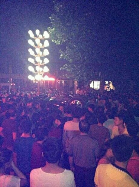 Стихийный народный протест в Китае. Город Цзиюань провинции Хэнань. Май 2013 года. Фото с epochtimes.com