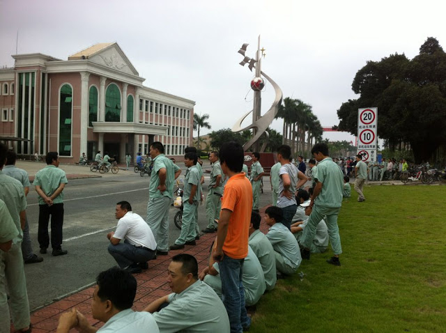Забастовка рабочих. Провинция Гуандун. Май 2013 года. Фото с epochtimes.com