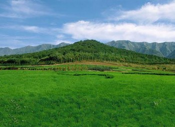 Погребальный комплекс «Первого Императора вечной династии Цинь» Цинь Шихуана, расположенный у подножия горы Лишань, более чем в 20 км от города Сиань провинции Шэньси. Фото: kanzhongguo.com Погребальный комплекс «Первого Императора вечной династии Цинь» Цинь Шихуана, расположенный у подножия горы Лишань, более чем в 20 км от города Сиань провинции Шэньси. Фото: kanzhongguo.com