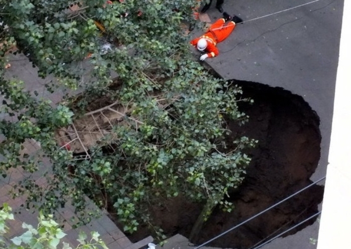 14 августа, 2012 года. В Харбине образовалось несколько провалов, 2 человека погибли. Фото: epochtimes.com