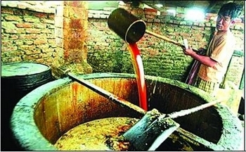 Один из многочисленных подпольных цехов по производству помойного масла в Китае. Фото с epochtimes.com