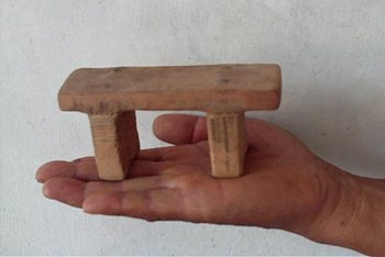 Это точная копия лавочки, которую в китайских тюрьмах используют для пыток узников совести. Фото: minghui.org