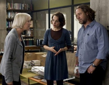 Хелен Мирен, Рэйчел МакАдамс и Рассел Кроу в фильме «Большая игра». Фото с сайта afisha.yandex.ru