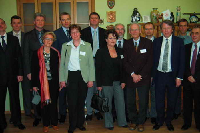 А. Коновалов и А. Дворкин (в центре второго ряда) с другими участниками конференции FECRIS. Фото предоставлено Владимиром Морозовым