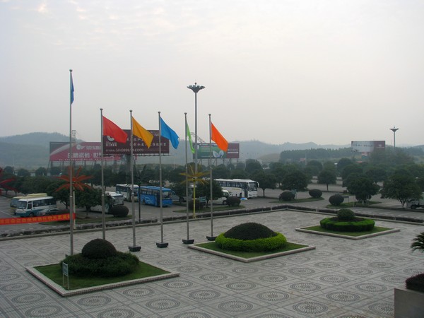 Остановка автобусов перед вокзалом. Фото:  Ольга Судникович/Великая Эпоха (The Epoch Times)