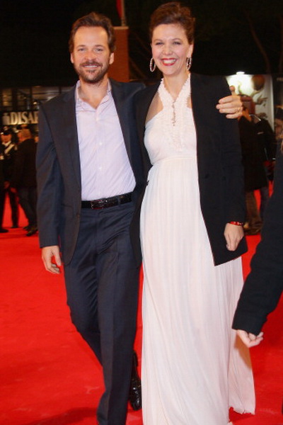 «Без истерики». Мэгги Джилленхол с супругом – актером Питером Сарсгаардом на премьере фильма «Без истерики!» в Риме. Фото: Vittorio Zunino Celotto/Getty Images for Lancia «Без истерики». Мэгги Джилленхол с супругом – актером Питером Сарсгаардом на премьере фильма «Без истерики!» в Риме. Фото: Vittorio Zunino Celotto/Getty Images for Lancia