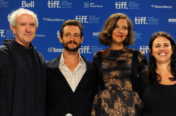 «Без истерики». Актеры Джонатан Прайс (доктор Далримпл), Хью Дэнси, Мэгги Джилленхол и режиссер Таня Уэкслер на пресс-конференции фильма «Без истерики!» во время кинофестиваля в Торонто, Канада. Фото: Alberto E. Rodriguez/Getty Images «Без истерики». Актеры Джонатан Прайс (доктор Далримпл), Хью Дэнси, Мэгги Джилленхол и режиссер Таня Уэкслер на пресс-конференции фильма «Без истерики!» во время кинофестиваля в Торонто, Канада. Фото: Alberto E. Rodriguez/Getty Images