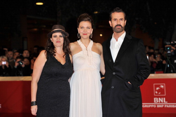 «Без истерики». Режиссер Таня Уэкслер и актеры Мэгги Джилленхол и Руперт Эверет представили фильм «Без истерики!» на кинофестивале в Риме. Фото: Gareth Cattermole/Getty Images «Без истерики». Режиссер Таня Уэкслер и актеры Мэгги Джилленхол и Руперт Эверет представили фильм «Без истерики!» на кинофестивале в Риме. Фото: Gareth Cattermole/Getty Images