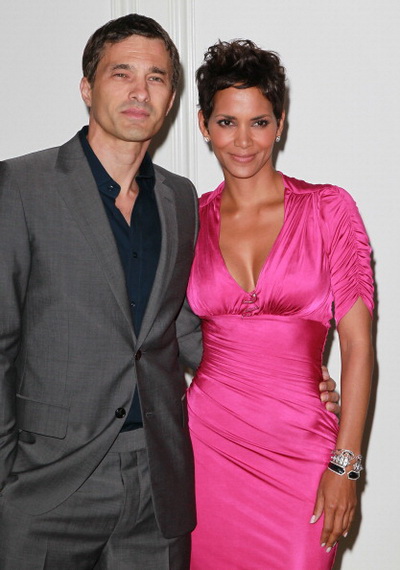 «Заклинательница акул». Оливье Мартинес и Холли Берри на мероприятии в Beverly Hills Hotel в Калифорнии. Фото: David Livingston/Getty Images