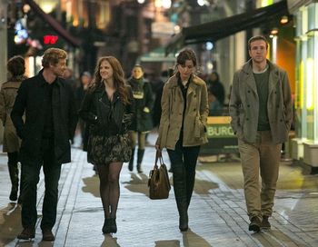 «Даю год». Саймон Бейкер, Анна Фэрис, Роуз Бирн и Рейф Сполл в фильме «Даю год». Фото с сайта kino-teatr.ru «Даю год». Саймон Бейкер, Анна Фэрис, Роуз Бирн и Рейф Сполл в фильме «Даю год». Фото с сайта kino-teatr.ru