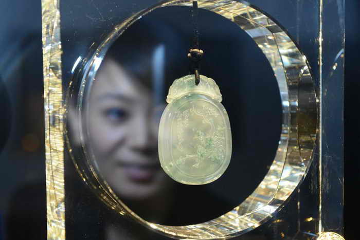 Девушка разглядывает украшение на международной выставке в Пекине, 16 декабря 2012 года. Нефрит подорожал из-за финансового кризиса. Фото: STR/AFP/Getty Images