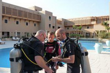 Традиционное обучение подводному плаванию с аквалангом в открытом бассейне. Фото: Bernd Крегель