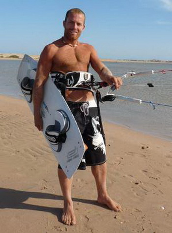 Кайтрайдер Петер перед стартом у «Кайт Хауза» . Фото: Bernd Крегель