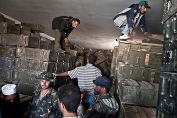 Ливийские повстанцы на захваченном оружейном складе. Фото: DPA Ливийские повстанцы на захваченном оружейном складе. Фото: DPA