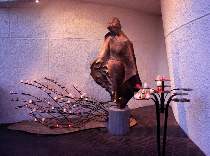 Руан. Памятник Жанне дАрк в современном соборе Фото: Ирина Рудская/Великая Эпоха (The Epoch Times)