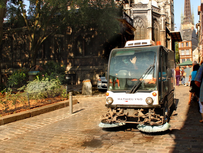 Утренняя уборка улиц. Водитель приветствует нас. Люди в Западной Европе очень доброжелательны, не только во Франции, везде. Фото: Ирина Рудская/Великая Эпоха (The Epoch Times)