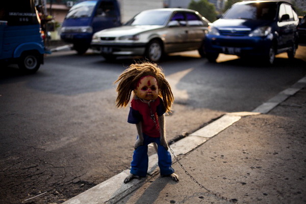 Фоторепортаж об уличном представлении в Индонезии. Фото: Ulet Ifansasti/Getty Images