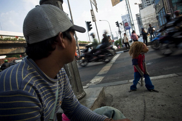 Фоторепортаж об уличном представлении в Индонезии. Фото: Ulet Ifansasti/Getty Images