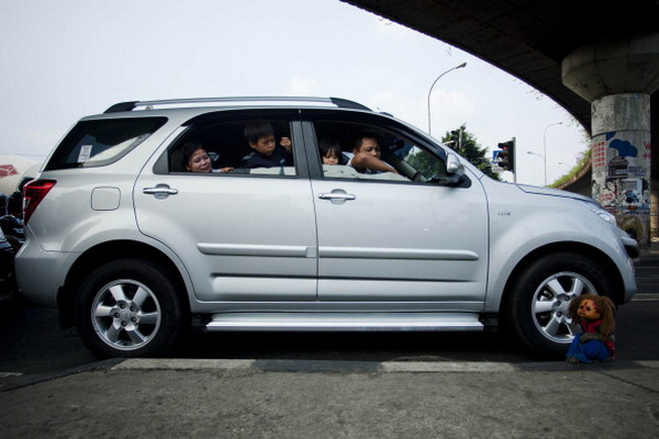 Фоторепортаж об уличном представлении в Индонезии. Фото: Ulet Ifansasti/Getty Images