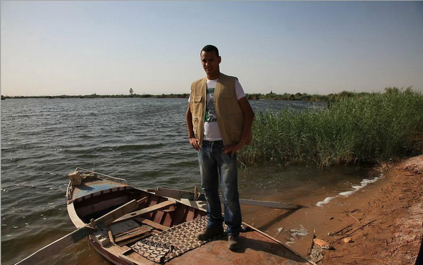 Валид, наш гид  на лодке в соленом озере в оазисе Дакхла. Фото Yaira Yasmin/The Epoch Times