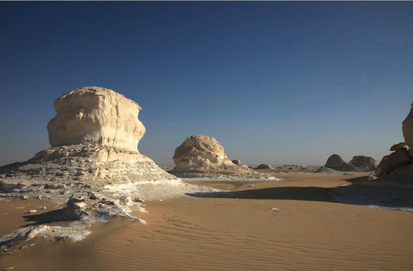 Мрачная, но прекрасная  грибовидная фигура в Белой Пустыне. Фото Yaira Yasmin/The Epoch Times