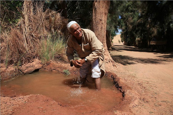 Местный житель моет руки перед  молитвой в оазисе Дакхла. Фото: Яйра Ясмин/Великая Эпоха