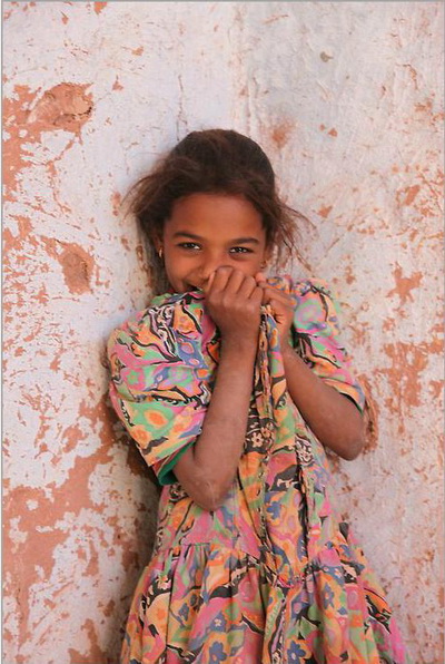 Маленькая девочка  смущенно позирует в оазисе Дакхла. Фото: Яйра Ясмин/Великая Эпоха