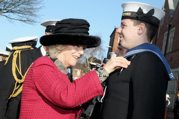 Герцогиня Корнуолльская Камилла лично вручила медали медперсоналу Королевского ВМФ Великобритании. Фото: Julian Simmonds - WPA Pool/Getty Images