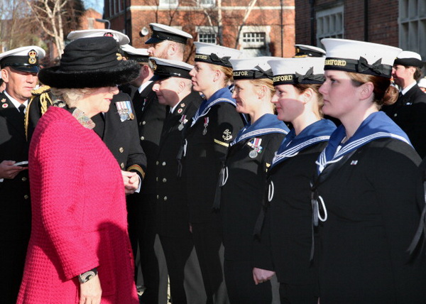 Герцогиня Корнуолльская Камилла лично вручила медали медперсоналу Королевского ВМФ Великобритании. Фото: Julian Simmonds - WPA Pool/Getty Images