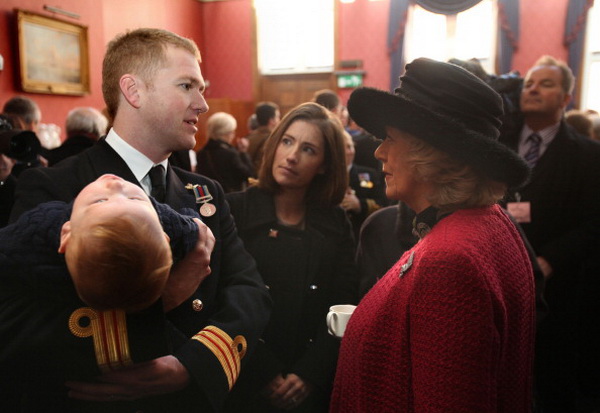 Герцогиня Корнуолльская Камилла лично вручила медали медперсоналу Королевского ВМФ Великобритании. Фото: Julian Simmonds - WPA Pool/Getty Images