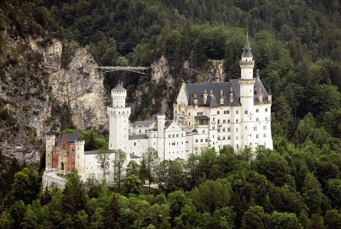 Замок Нойшванштайн («Новый лебединый камень») — романтический замок баварского короля Людвига II около городка Фюссен и замка Хоэншвангау в юго-западной Баварии, недалеко от австрийской границы. Германия. Фото: JOERG KOCH/AFP/Getty Images