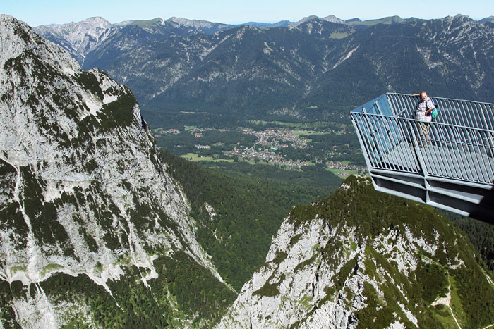 Смотровая площадка на Гармиш-Партенкирхен, крупнейшем и самым известном горнолыжном курорте Германии, расположен в северной части Восточных Альп, недалеко от самой высокой вершины Германии – Цугшпитце (2 966 м) на высоте 940 м над уровнем моря. Фото: Johannes Simon/Getty Images