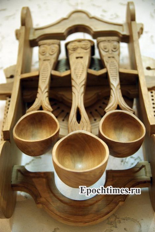 Всё в музее посвящено лесу: многочисленные изделия декоративно-прикладного искусства и народно-художественных промыслов, в том числе деревянные предметы, поделки из бересты и других природных материалов, корнепластика. Фото: Великая Эпоха (The Epoch Times) 