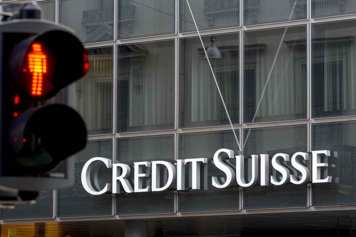 Министерство юстиции США продолжает поиск уклоняющихся от уплаты налогов. Банк Credit Suisse уже получил разрешение от правительства Швейцарии поделиться списком своих американских клиентов. Фото: FABRICE COFFRINI/AFP/Getty Images   