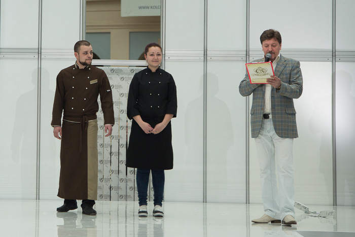 Ведущий Сергей Князев представляет участников конкурса. Свадебный торт 2013. Фото: Сергей Лучезарный/Великая Эпоха (The Epoch Times)