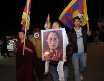 Жители Тибета выступают в поддержку Далай-ламы. Фото: STRDEL/AFP/Getty Images Жители Тибета выступают в поддержку Далай-ламы. Фото: STRDEL/AFP/Getty Images