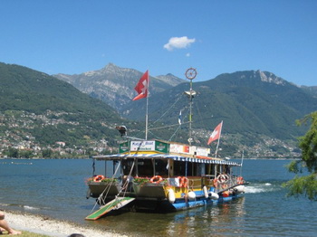 Лодка «Катя» приезжает на обед в Лидо-Бич, Лаго-Маджоре в Локарно. Фото: George Guess