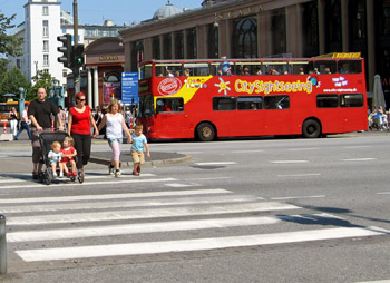 В странах Европы нельзя переходить улицу в неположенном месте, только на переходах, иначе  могут оштрафовать. Фото: Ирина Рудская/Великая Эпоха (The Epoch Times)