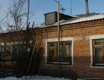 Жители новосибирского дома, на который упал осколок "Меридиана", жалуются на головную боль Жители новосибирского дома, на который упал осколок "Меридиана", жалуются на головную боль