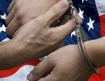 Наручники и американский флаг. Коллаж РИА Новости