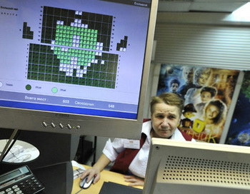 Женщина работает на кассе кинотеатра. Фото РИА Новости Женщина работает на кассе кинотеатра. Фото РИА Новости