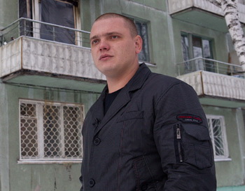 Томский таксист Александр Оконечников у дома 31 на улице Интернационалистов рассказывает о том, как он помог четверым детям спуститься через окно со второго этажа, когда в их квартире начался пожар. Фото РИА Новости Томский таксист Александр Оконечников у дома 31 на улице Интернационалистов рассказывает о том, как он помог четверым детям спуститься через окно со второго этажа, когда в их квартире начался пожар. Фото РИА Новости