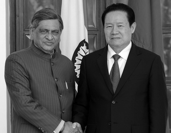 Министр иностранных дел Индии С. М. Кришна (слева) обменивается рукопожатием с Чжоу Юнканом, членом Постоянного комитета Политбюро, занимающим девятую позицию в иерархии лидеров Коммунистической партии Китая, на встрече в Нью-Дели 1 ноября 2010 года. Фото: Prakash Singh/AFP/Getty Images