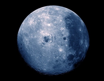 Мы уже привыкли к нашему единственному «естественному» спутнику, который неустанно облетает нашу планету каждые 28 дней. Но когда мы начинаем анализировать физические качества нашего знакомого соседа, многие детали позволяют предположить, что Луна не может быть естественным природным созданием. Фото с сайта theepochtimes.com Мы уже привыкли к нашему единственному «естественному» спутнику, который неустанно облетает нашу планету каждые 28 дней. Но когда мы начинаем анализировать физические качества нашего знакомого соседа, многие детали позволяют предположить, что Луна не может быть естественным природным созданием. Фото с сайта theepochtimes.com